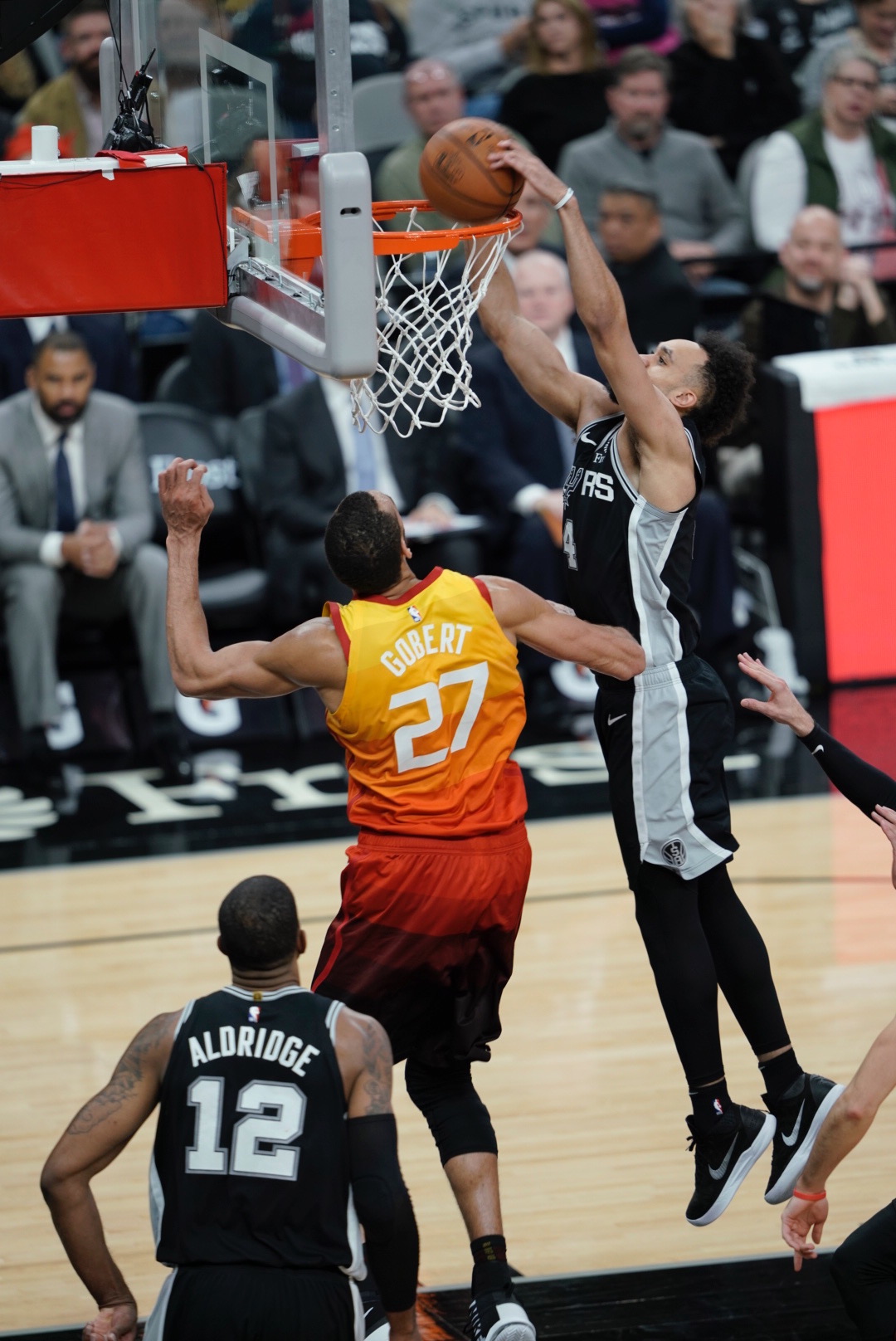 Yabo-玩疯了小黑猫原名